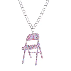 Joli collier pendentif chaise pliante en acrylique pailleté avec chaîne argentée, style fun.