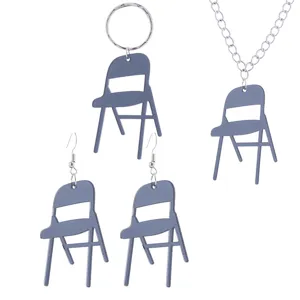 Acryl Klappstuhl Schmuckset mit Ohrringen, Halskette und einem stilvollen Anhänger.