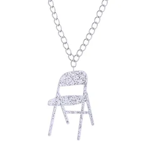 Collier pendentif chaise pliante à paillettes argentées, bijoux fantaisie originaux.