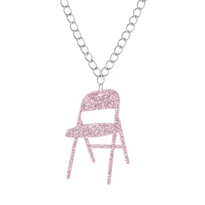 Vue de détail rapprochée du collier pendentif chaise pliante en acrylique rose pailleté