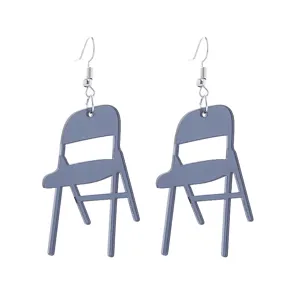 Kreative graue Acryl Klappstuhl Hängeohrringe, modischer Statement Schmuck für Damen.
