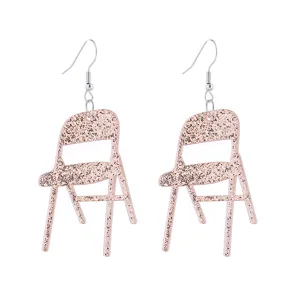Boucles d'oreilles chaise pliante en acrylique pailleté, détail bijou fantaisie unique.