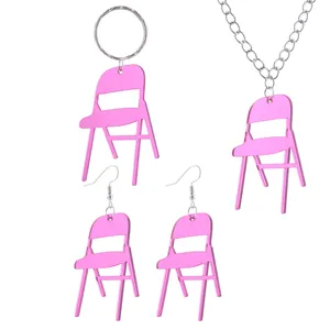 Detailansicht des neuartigen rosafarbenen Acryl-Klappstuhl-Schmucksets mit Ohrringen und Kette.