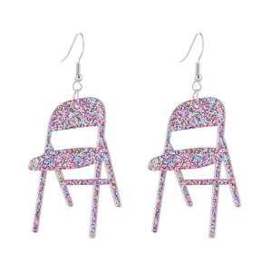 Boucles d'oreilles chaise pliante acrylique pailletée détail, design bijoux originaux.