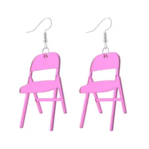 Nahaufnahme Detail von trendigen rosa Spiegel Acryl Klappstuhl Ohrringe Modeschmuck.