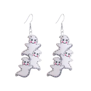 Detailopname van de schattige houten spook oorbellen met gelaagd spookachtig design.