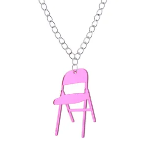 Nahaufnahme Detailansicht einer trendigen silbernen Kette mit rosa Klappstuhl Anhänger.