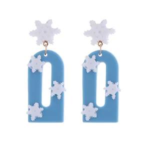 Blaue Bogen Ohrringe mit schönen weißen Schneeflocken Design, modischer Winterschmuck Detail.