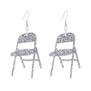 Boucles d'oreilles chaise pliante paillettes argentées drôles mini chaise pendantes pour femmes.