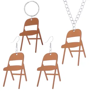 Lustiges braunes Klappstuhl Acryl Schmuckset mit Ohrringen, Halskette und Schlüsselanhänger.