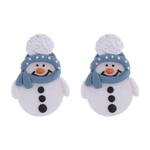 Detailaufnahme von süßen handgefertigten Fimo Schneemann Ohrringen mit blauem Hut und Schal.