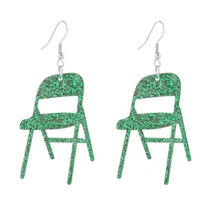 Boucles d'oreilles chaise pliante en acrylique pailleté vert avec crochets argentés tendance.