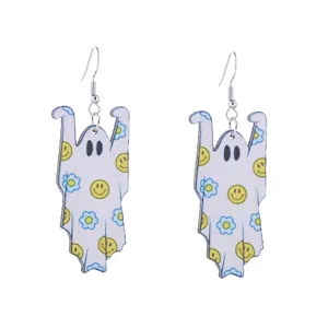 Leuke houten spook oorbellen voor Halloween met lachend gezicht, stijlvolle sieraden.