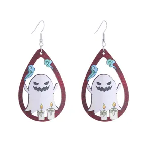 Detailopname van Halloween retro houten druppeloorringen met schattig spook en kaars print.