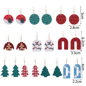 Nahaufnahme der Weihnachts-Polymer-Ton-Ohrringe mit süßen Baummotiven und Schneeflocken.