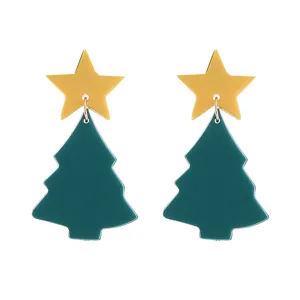 Detailansicht der Weihnachtsbaum und Stern Ohrringe in festlichem grün und gelb.