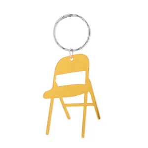 Goldener Acryl Faltstuhl Schlüsselanhänger, detaillierte Nahaufnahme des Modeaccessoires.