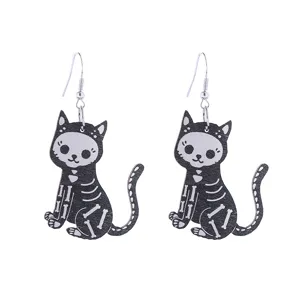 Halloween houten oorbellen met leuk schattig skeleton kat hanger ontwerp voor griezelige look.