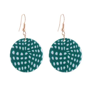 Grüne runde Polymer Ton Ohrringe mit weißem Muster und goldenen Ohrhaken für Damen Mode Schmuck.