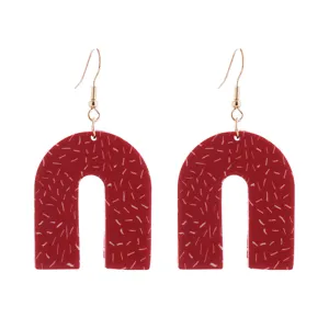 Rote Bogen-Ohrringe aus weichem Ton mit weißen Sprenkeln und goldenen Haken für Damen.