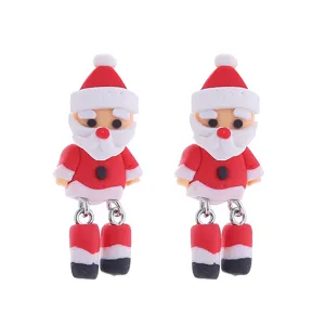 Süße Weihnachtsmann weiche Keramik baumelnde Ohrringe Detailaufnahme, festlicher Festtags-Modeschmuck.