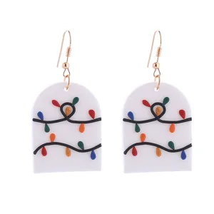 Detailansicht der Weihnachts-Lichterketten Polymer Ton Ohrringe mit bunten Glühbirnen Motiven.