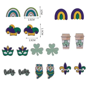 Σετ ξύλινα σκουλαρίκια καρφωτικά Mardi Gras με γιορτινά σχέδια όπως τριφύλλια και μάσκες.