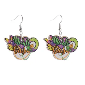 Detaillierte Nahaufnahme von farbenfrohen Mardi Gras Holzohrringen mit festlichem Design.