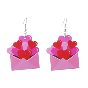 Detailansicht der süßen Holz Herz Umschlag Ohrringe, ideal für den Valentinstag Geschenke.