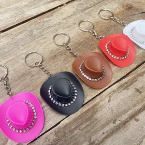 Nahaufnahme Detail des süßen Strass Cowboyhut Schlüsselanhängers, bunter Taschenanhänger.