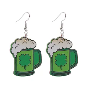 St. Patrick's Tag Holz Bierkrug Ohrringe Detailaufnahme, grüne Klee Hängeohrschmuck.