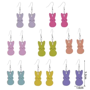 Oster bunte Holzhase Ohrringe Detailansicht, süße Pastell Kaninchen Schmuck Accessoires.