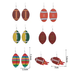 Vue détaillée de boucles d'oreilles en bois de football avec impression sportive et style unique.