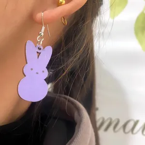 Niedliche lila Osterhase Holzohrhänger, perfekt für fröhliche Feiertage und Modestil.