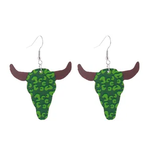 Orecchini pendenti in legno con teschio di toro verde e stampa leopardata, stile western chic.