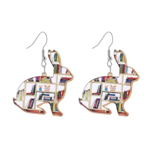 Primer plano detallado de pendientes de conejo estantería acrílicos bonitos, diseño único.