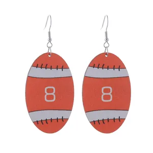 Boucles d'oreilles pendantes en bois football américain avec chiffre 8, style campus sport.