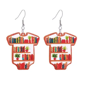 Vista detallada de pendientes de estantería acrílica con libros y plantas en maceta.
