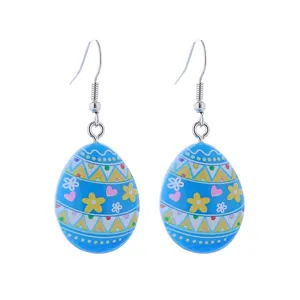 Nahaufnahme der blauen Osterei-Ohrhänger mit bunten Blumen- und Herzmustern im Detail.