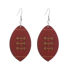 Boucles d'oreilles football américain en bois, style sport, design géométrique imprimé.