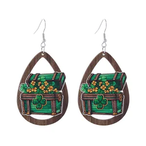 Orecchini di legno San Patrizio dettaglio, forziere verde trifoglio goccia, gioielli festivi.