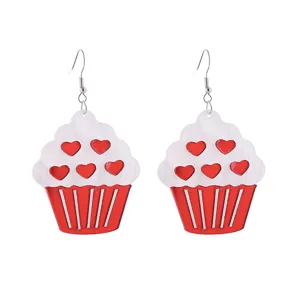 Süße rote Herz Cupcake Ohrhänger Nahaufnahme, verspielter Harz Hängeohrring Stil.