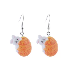 Detailansicht der niedlichen Osterhase und buntes Ei Harz Ohrringe, Frühlingsfest Schmuck.