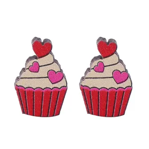 Χαριτωμένα ξύλινα σκουλαρίκια cupcake με καρδιές, ιδανικά για δώρο και καθημερινή χρήση.
