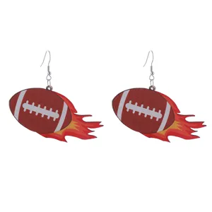 Boucles d'oreilles en bois créatives avec un design de football américain enflammé.