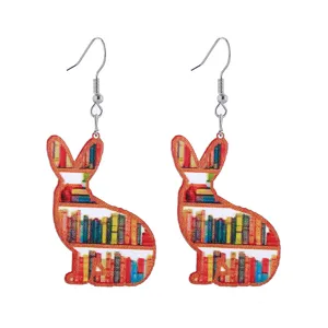 Primer plano detallado de pendientes colgantes de acrílico con diseño de conejo libros.