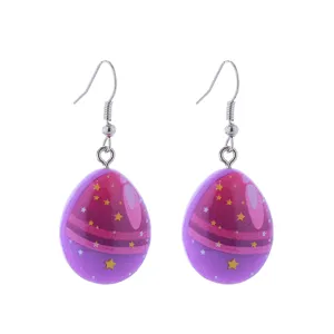 Niedliche Osterei-Ohrringe mit Sternmustern, süßes violettes rosa Metalldesign.