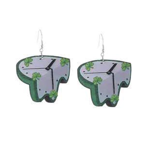 Orecchini pendenti in legno con orologio che si scioglie e trifoglio verde festivo.