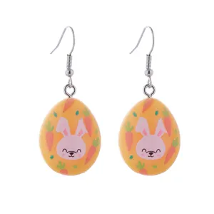 Nahaufnahmen der süßen Osterhase Karotten Ei Anhänger Ohrringe, feine Details und Design.