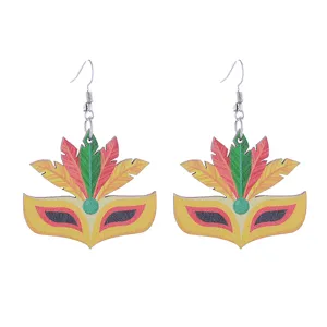 Bunte Karneval Maske Holz Ohrringe Detailansicht mit lebendigem mehrfarbigem Feder Design.
